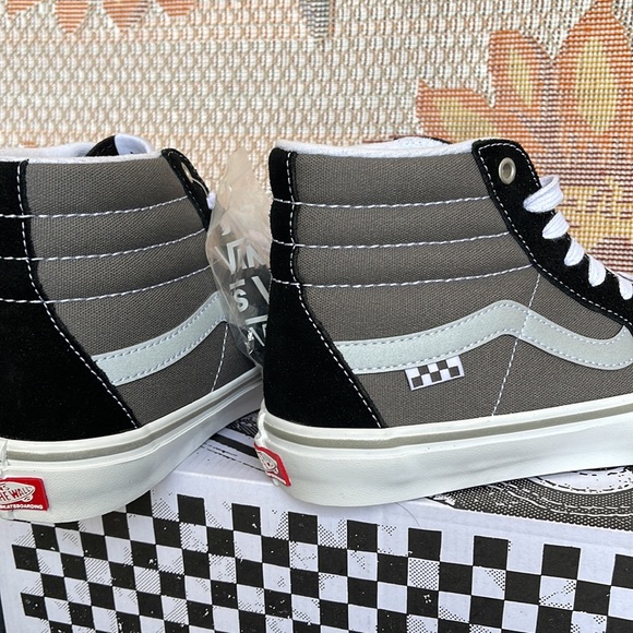 Vans Men’s Skate Sk8-Hi
Reflective Black/Grey
VN0ASFCCN42
Sneakers - Picture 15 of 16